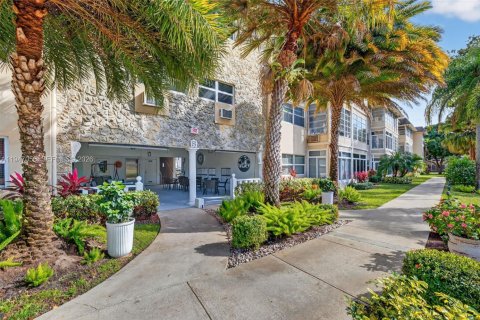 Condo in Lauderdale Lakes, Florida, 1 bedroom  № 2007134 - photo 20
