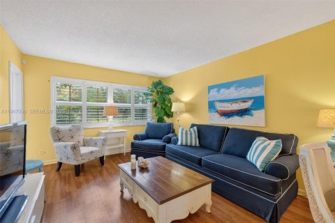 Condo in Lauderdale Lakes, Florida, 1 bedroom  № 2007134 - photo 2
