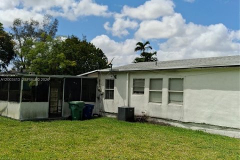 Villa ou maison à vendre à Miami, Floride: 2 chambres, 113.9 m2 № 2066615 - photo 3