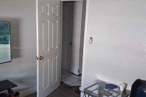 Villa ou maison à vendre à Miami, Floride: 2 chambres, 113.9 m2 № 2066615 - photo 16