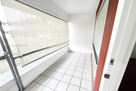 Снять в аренду кондоминиум в Лодерхилл, Флорида 2 спальни, 76.92м2, № 2013887 - фото 2