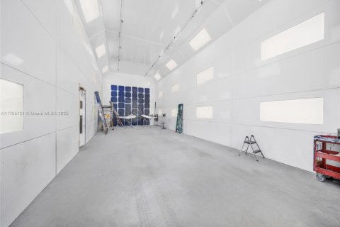 Propiedad comercial en venta en Miami, Florida № 1671084 - foto 8