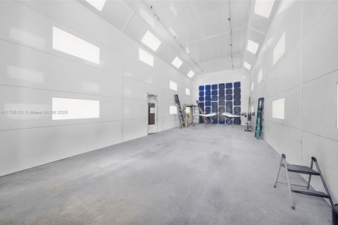 Propiedad comercial en venta en Miami, Florida № 1671084 - foto 17