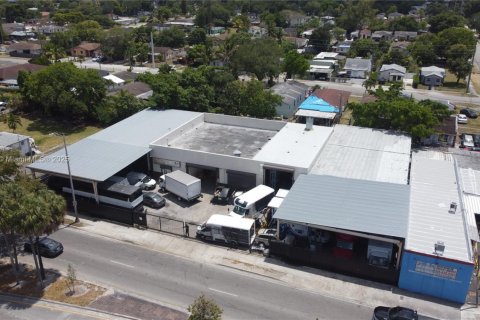 Propiedad comercial en venta en Miami, Florida № 1671084 - foto 2