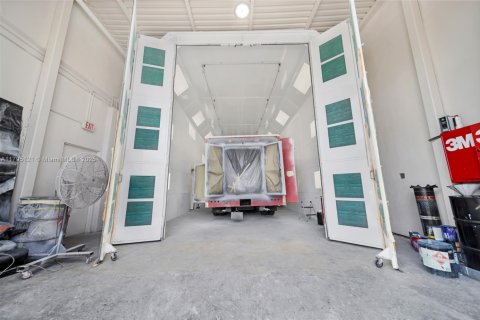 Propiedad comercial en venta en Miami, Florida № 1671084 - foto 14