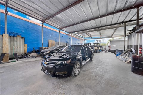 Propiedad comercial en venta en Miami, Florida № 1671084 - foto 9