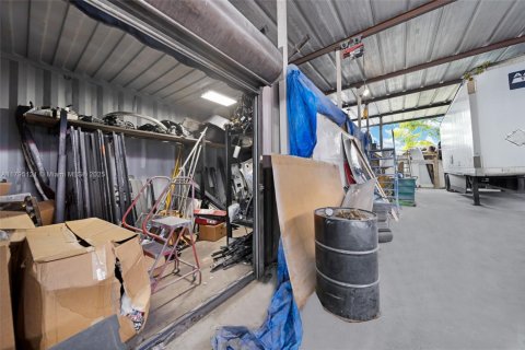 Propiedad comercial en venta en Miami, Florida № 1671084 - foto 12