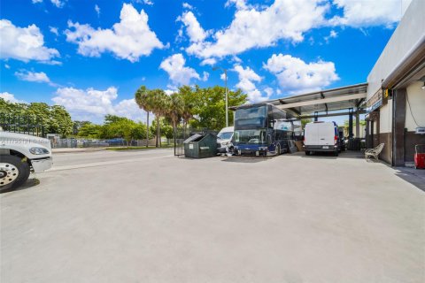 Propiedad comercial en venta en Miami, Florida № 1671084 - foto 5