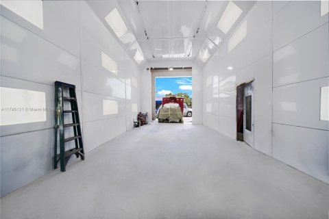 Propiedad comercial en venta en Miami, Florida № 1671084 - foto 6