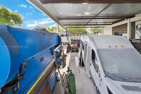 Propiedad comercial en venta en Miami, Florida № 1671084 - foto 19