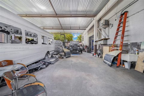 Propiedad comercial en venta en Miami, Florida № 1671084 - foto 15