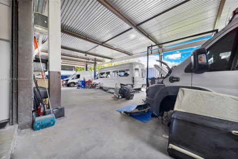 Propiedad comercial en venta en Miami, Florida № 1671084 - foto 16