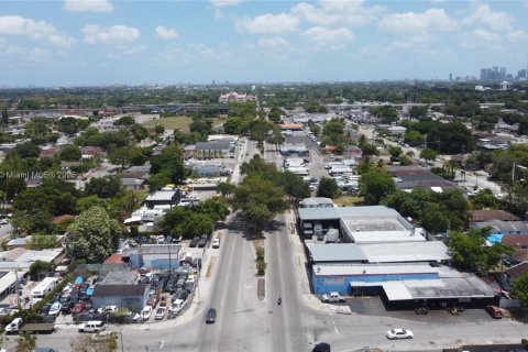 Propiedad comercial en venta en Miami, Florida № 1671084 - foto 3