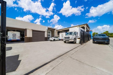 Propiedad comercial en venta en Miami, Florida № 1671084 - foto 4