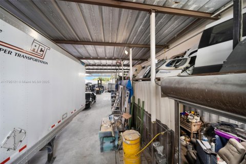 Propiedad comercial en venta en Miami, Florida № 1671084 - foto 24