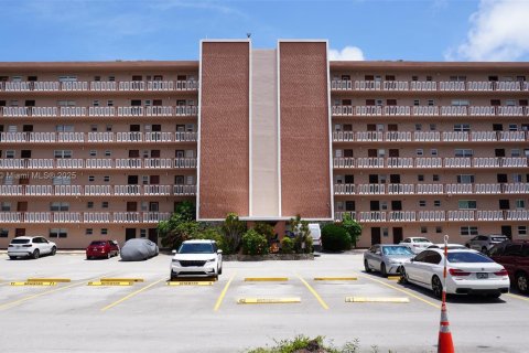 Condo in Hallandale Beach, Florida, 1 bedroom  № 1834143 - photo 1
