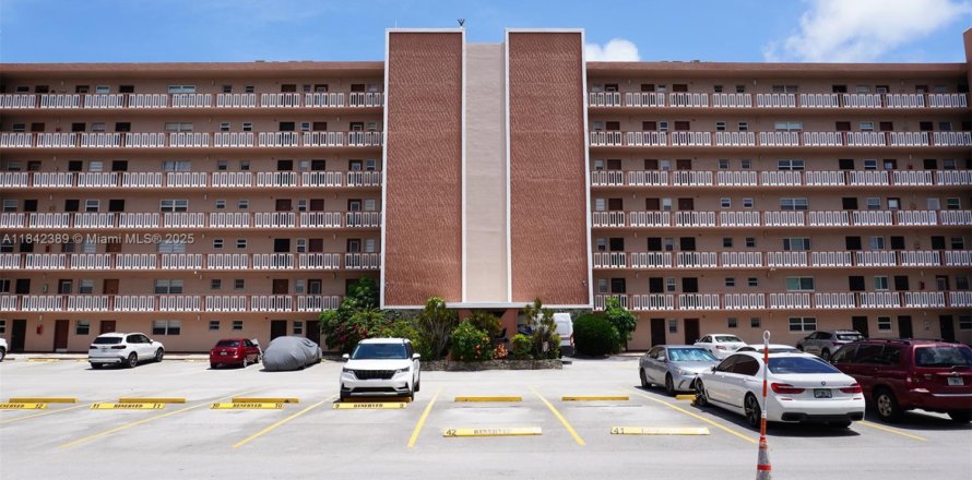 Condo in Hallandale Beach, Florida, 1 bedroom  № 1834143