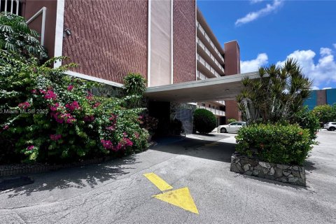 Condo in Hallandale Beach, Florida, 1 bedroom  № 1834143 - photo 13