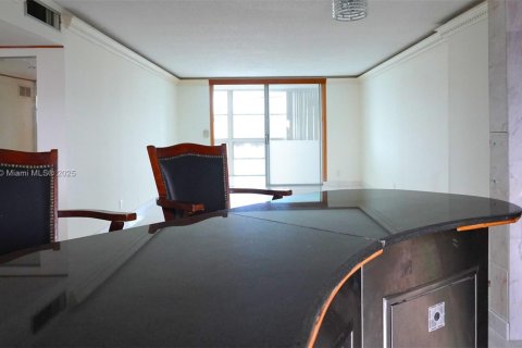 Condo in Hallandale Beach, Florida, 1 bedroom  № 1834143 - photo 17