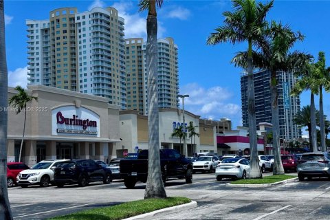Condo in Hallandale Beach, Florida, 1 bedroom  № 1834143 - photo 12