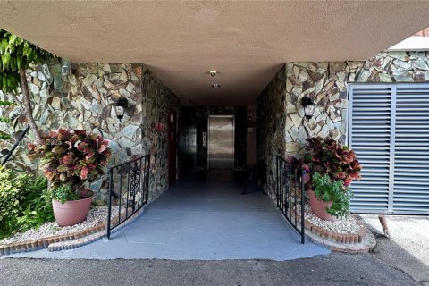 Condo in Hallandale Beach, Florida, 1 bedroom  № 1834143 - photo 2