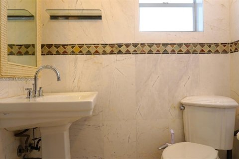 Condo in Hallandale Beach, Florida, 1 bedroom  № 1834143 - photo 15
