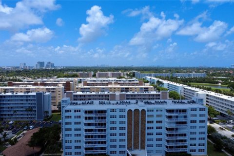 Condo in Hallandale Beach, Florida, 1 bedroom  № 1834143 - photo 10