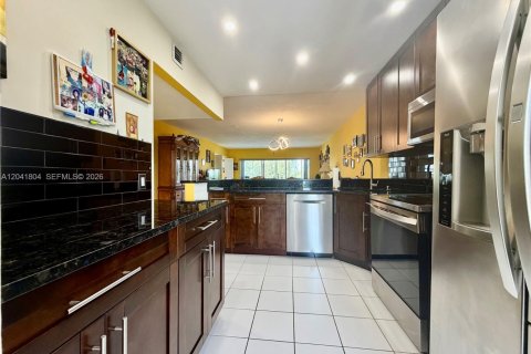 Condo in Pompano Beach, Florida, 3 bedrooms № 2185897 - photo 9