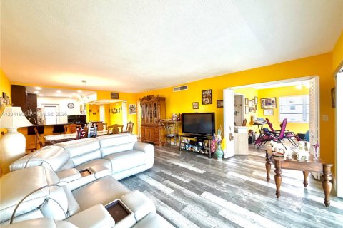Condo in Pompano Beach, Florida, 3 bedrooms № 2185897 - photo 20