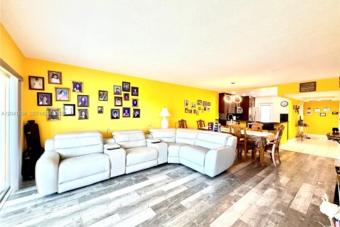 Condo in Pompano Beach, Florida, 3 bedrooms № 2185897 - photo 15
