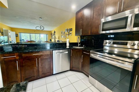 Condo in Pompano Beach, Florida, 3 bedrooms № 2185897 - photo 10