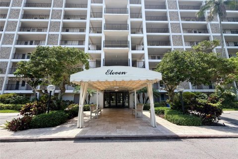 Condo in Pompano Beach, Florida, 3 bedrooms № 2185897 - photo 2