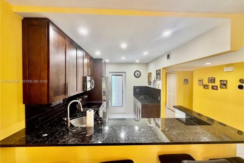 Condo in Pompano Beach, Florida, 3 bedrooms № 2185897 - photo 11