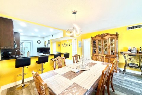 Condo in Pompano Beach, Florida, 3 bedrooms № 2185897 - photo 12