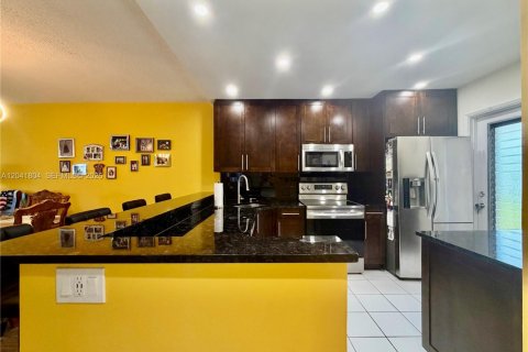 Condo in Pompano Beach, Florida, 3 bedrooms № 2185897 - photo 8