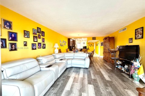 Condo in Pompano Beach, Florida, 3 bedrooms № 2185897 - photo 24