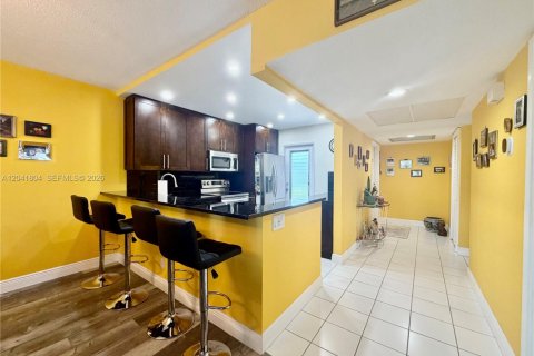 Condo in Pompano Beach, Florida, 3 bedrooms № 2185897 - photo 7