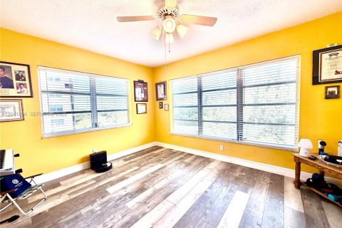 Condo in Pompano Beach, Florida, 3 bedrooms № 2185897 - photo 22
