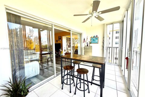 Condo in Pompano Beach, Florida, 3 bedrooms № 2185897 - photo 19