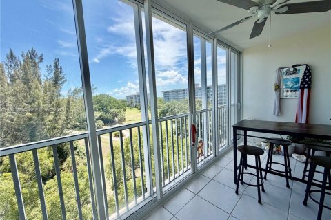 Condo in Pompano Beach, Florida, 3 bedrooms № 2185897 - photo 18