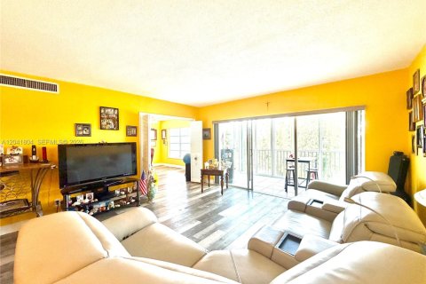 Condo in Pompano Beach, Florida, 3 bedrooms № 2185897 - photo 16