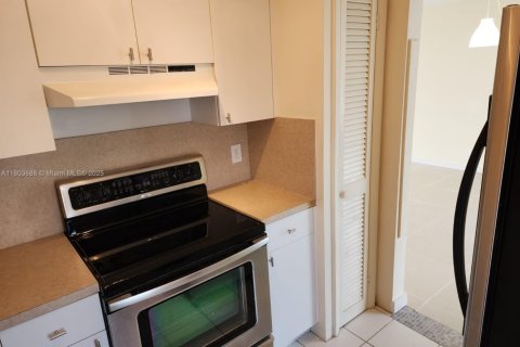 Condo in Deerfield Beach, Florida, 2 bedrooms  № 1688995 - photo 6