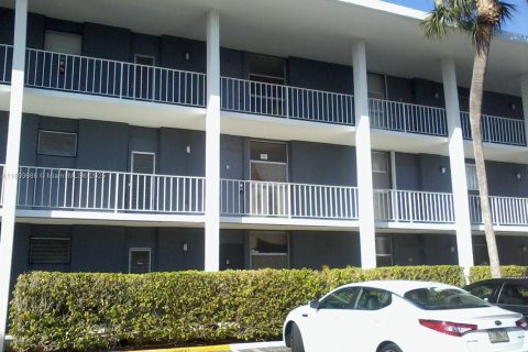 Condo in Deerfield Beach, Florida, 2 bedrooms  № 1688995 - photo 1