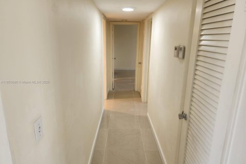 Condo in Deerfield Beach, Florida, 2 bedrooms  № 1688995 - photo 19