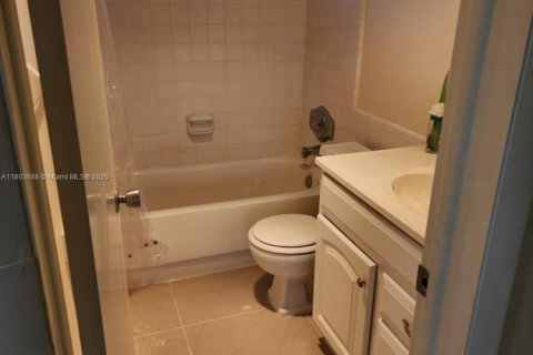 Condo in Deerfield Beach, Florida, 2 bedrooms  № 1688995 - photo 13