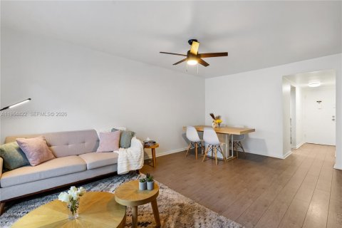 Condominio en venta en Miami Beach, Florida, 1 dormitorio, 57.13 m2 № 2090556 - foto 4