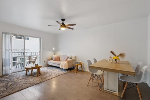 Condominio en venta en Miami Beach, Florida, 1 dormitorio, 57.13 m2 № 2090556 - foto 2