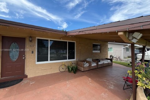 House in Fort Lauderdale, Florida 3 bedrooms, 125.51 sq.m. № 2048336 - photo 2