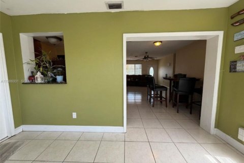 House in Fort Lauderdale, Florida 3 bedrooms, 125.51 sq.m. № 2048336 - photo 6