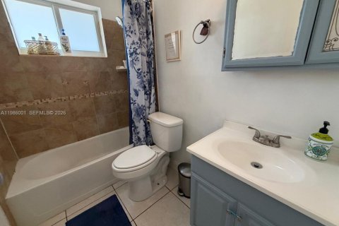 House in Fort Lauderdale, Florida 3 bedrooms, 125.51 sq.m. № 2048336 - photo 22